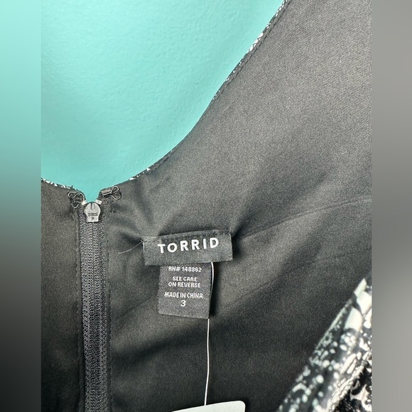 NWT Torrid cropped blouse sleeves top, size 3X, black white lattice print - Picture 13 of 14